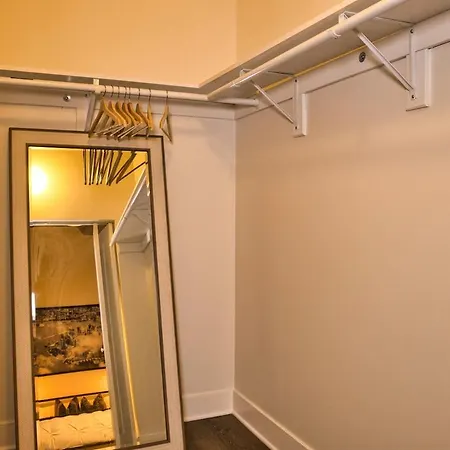 Skyline View Patio Suite: Mccormick Place 3br Retreat Apartment Chicago