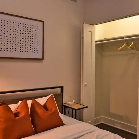 Skyline View Patio Suite: Mccormick Place 3br Retreat Apartment Chicago
