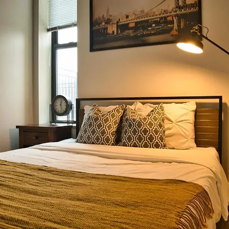Skyline View Patio Suite: Mccormick Place 3br Retreat Apartment *