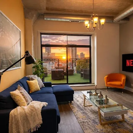 Apartment Skyline View Patio Suite: Mccormick Place 3br Retreat Chicago