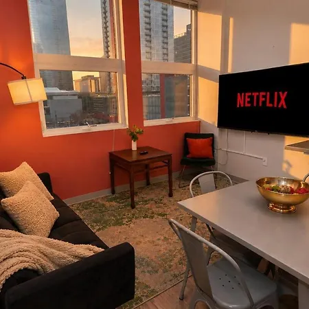 South Loop 2br Retreat Near Grant Park, Soldier Field, Adler Planetarium & Columbia College Apartment Chicago