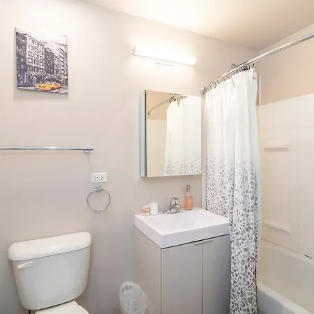 Mccormick Oasis With Balcony, Optional Parking, Patio And Gym Sleeps 6 Near Mccormick Place, Grant Park, Soldier Field & Museum Campus *