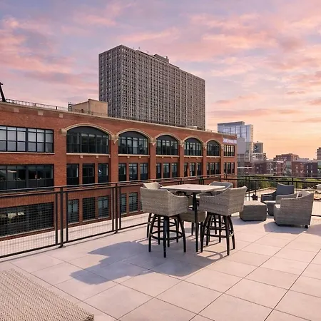Mccormick Oasis With Balcony, Optional Parking, Patio And Gym Sleeps 6 Near Mccormick Place, Grant Park, Soldier Field & Museum Campus Apartment Chicago