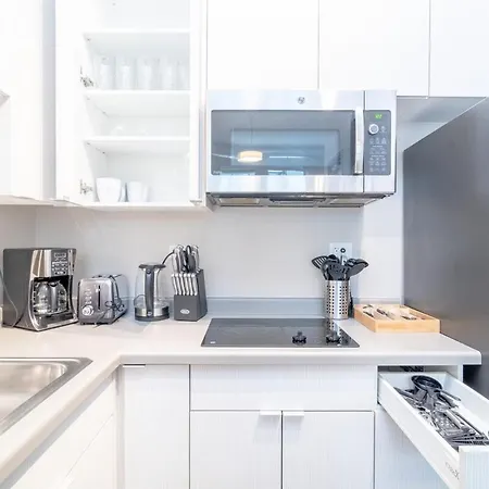 Mccormick Oasis With Balcony, Optional Parking, Patio And Gym Sleeps 6 Near Mccormick Place, Grant Park, Soldier Field & Museum Campus Apartment *
