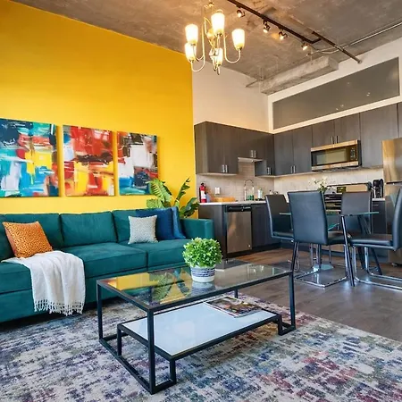 Spacious 2br South Loop With Skyline View, Optional Parking And Gym Access Close To Mccormick Place, Grant Park, Museum Campus & Cta Lines *