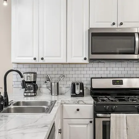 Apartment Spacious 3 Bedroom Near Downtown Chicago