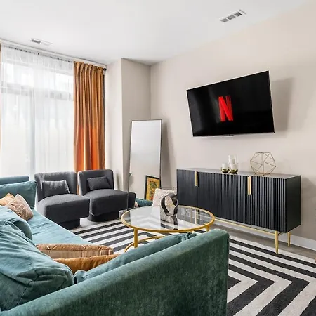 Spacious 3 Bedroom Near Downtown Apartment *