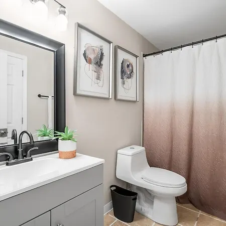 Spacious 3 Bedroom Near Downtown *
