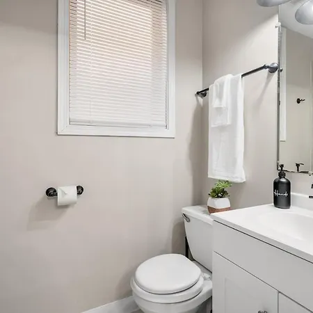 Apartment Spacious 3 Bedroom Near Downtown *