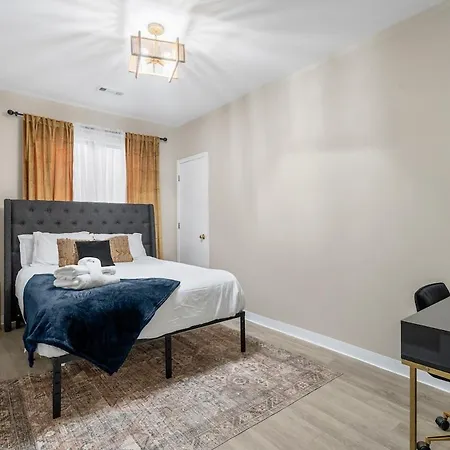 Spacious 3 Bedroom Near Downtown *