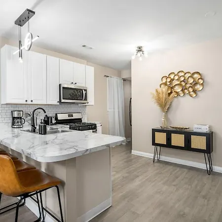 Spacious 3 Bedroom Near Downtown *