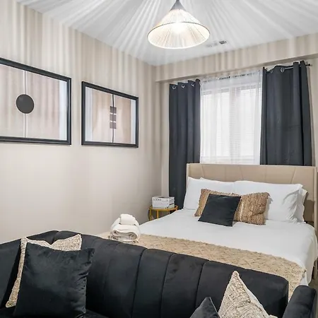 Spacious 3 Bedroom Near Downtown Apartment