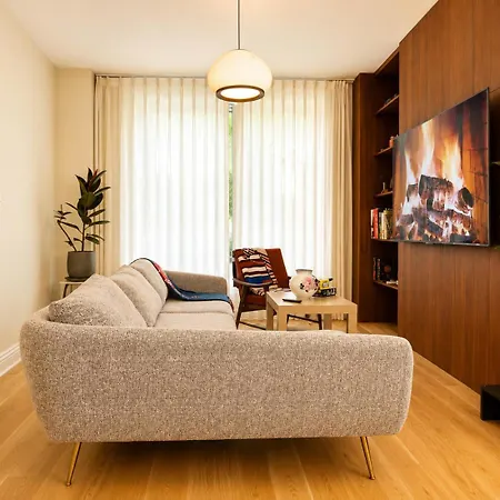 Apartment European Coziness In Bronzeville