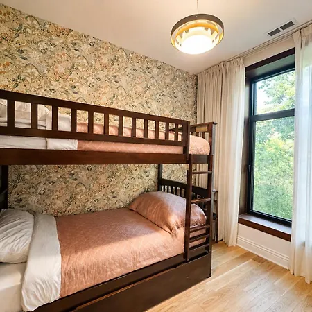 European Coziness In Bronzeville Apartment *