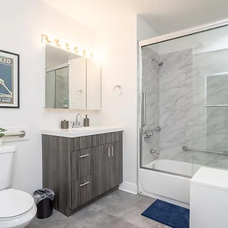Apartment Mccormick Place With Optional Parking And Sleeps Up To 4
