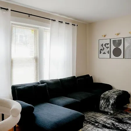 Private Workspace • Sleeps4 • Modern Stylish Apartment *