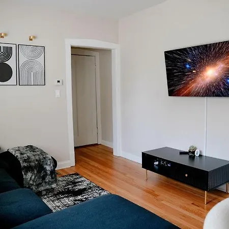 Private Workspace • Sleeps4 • Modern Stylish Apartment