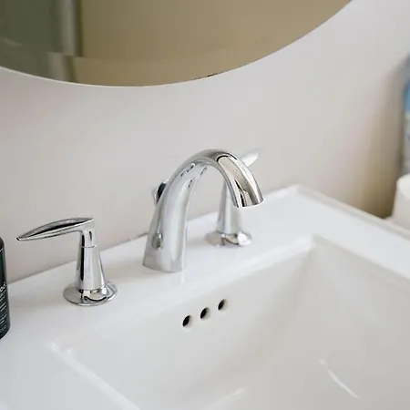 Private Workspace • Sleeps4 • Modern Stylish *