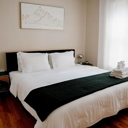 Private Workspace • Sleeps4 • Modern Stylish Apartment Chicago