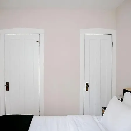 Apartment Private Workspace • Sleeps4 • Modern Stylish