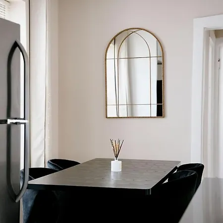 Private Workspace • Sleeps4 • Modern Stylish Apartment *
