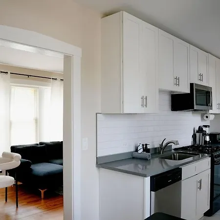Apartment Private Workspace • Sleeps4 • Modern Stylish