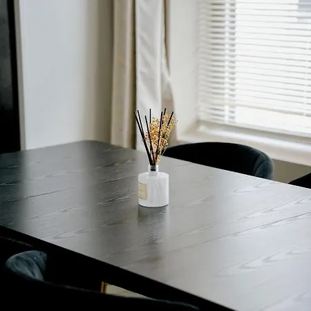 Private Workspace • Sleeps4 • Modern Stylish Apartment *