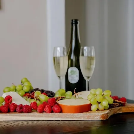 Apartment Private Workspace • Sleeps4 • Modern Stylish *