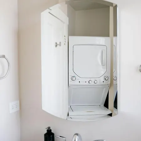 Apartment Private Workspace • Sleeps4 • Modern Stylish