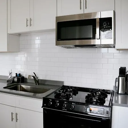 Private Workspace • Sleeps4 • Modern Stylish Apartment Chicago