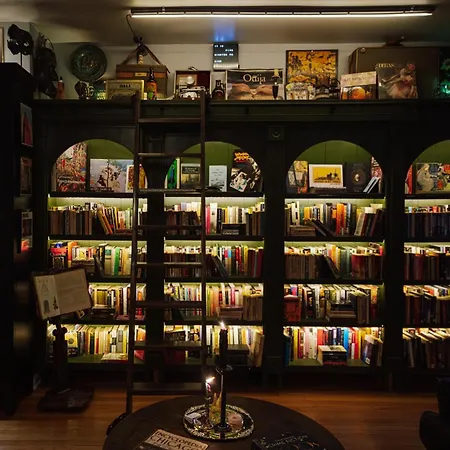Tranquil Library 2brm 1bath Private Eclectic At Solar Apartment
