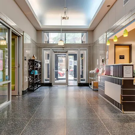 Apartment West Loop - Views With In & Out Parking 3 *