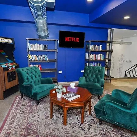 Modern 4br Pilsen Retreat Near Illinois Medical District & Downtown Apartment
