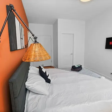 Modern 4br Pilsen Retreat Near Illinois Medical District & Downtown Apartment