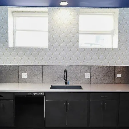 Modern 4br Pilsen Retreat Near Illinois Medical District & Downtown Chicago