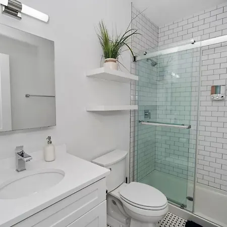 Modern 4br Pilsen Retreat Near Illinois Medical District & Downtown Chicago