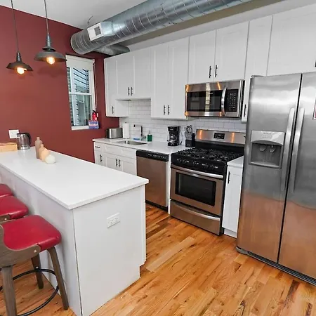 Modern 4br Pilsen Retreat Near Illinois Medical District & Downtown Apartment