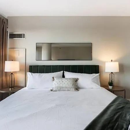 Lux Dtown Penthouses 9bd-9ba Sleep 25 Parking, Pool, Gym * Chicago