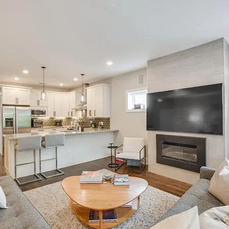 Beautiful In The Middle Of Andersonville Holiday home *