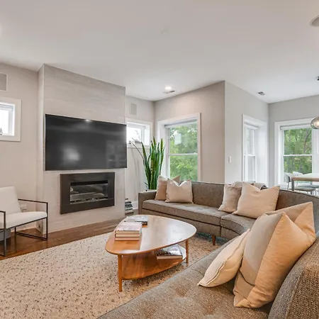 Beautiful In The Middle Of Andersonville Holiday home *