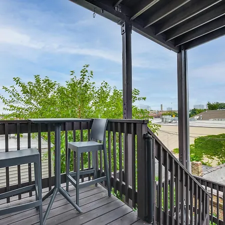Beautiful In The Middle Of Andersonville Holiday home Chicago