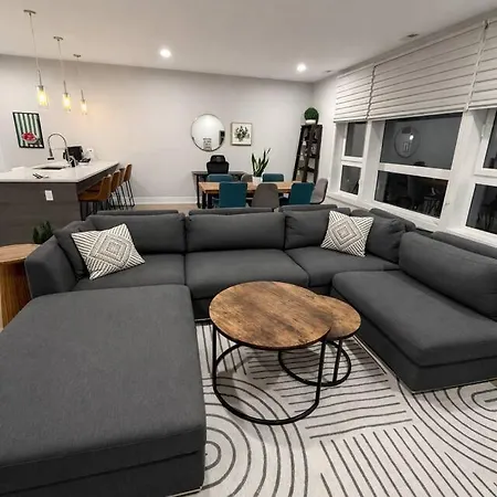 The Spot Eclectic • Modern • Sleeps 6 Chicago