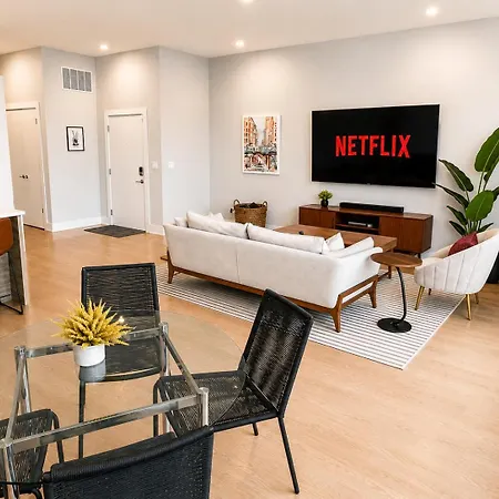 Rooftop Reverie Prime Location - Modern-sleeps 6 Apartment Chicago
