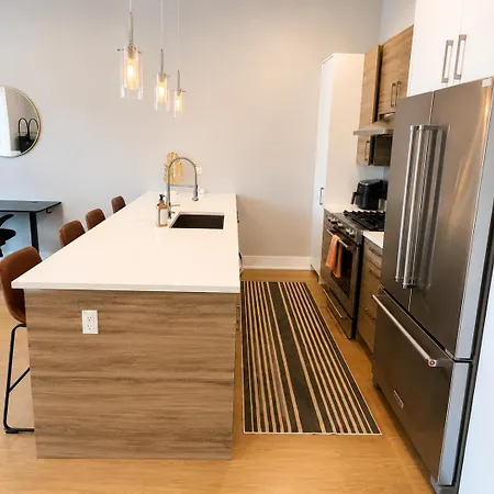 Rooftop Reverie Prime Location - Modern-sleeps 6 Apartment