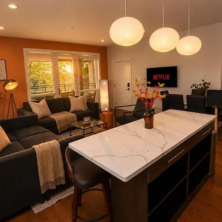 Little Italy 5br With Optional Parking Chicago