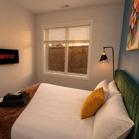 Little Italy 4br Retreat With Optional Parking Chicago