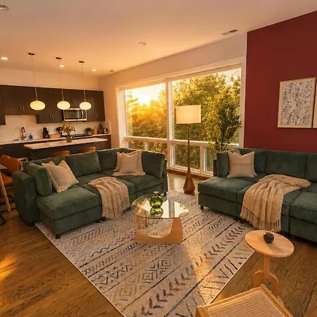 Little Italy 4br Retreat With Optional Parking Chicago