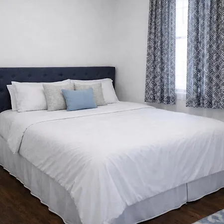 Affordable Near The 606 Apartment