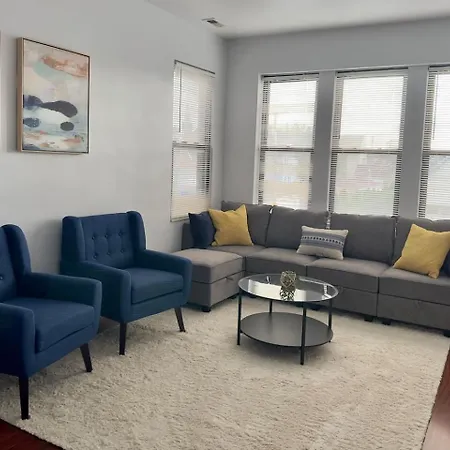 Spacious 4 Queen Beds Free Parking Apartment