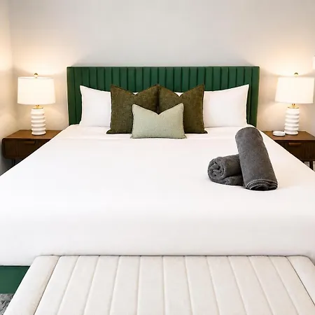 Apartment Rooftop Reverie Prime Location - Modern-sleeps 6 Chicago